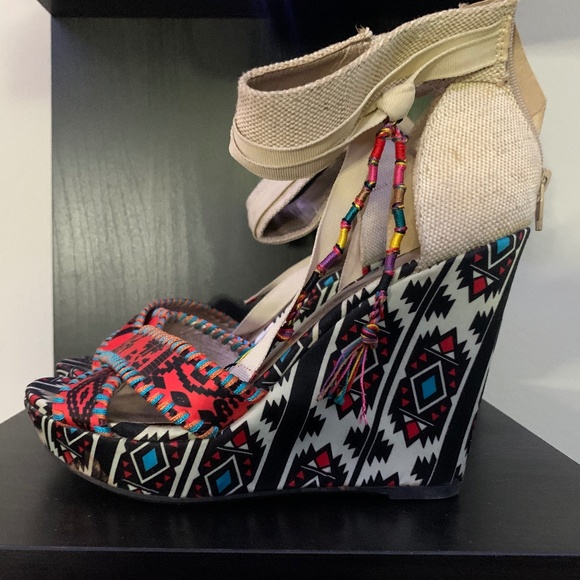 BKE Sole Wedges - Tribal Print - Picture 1 of 3